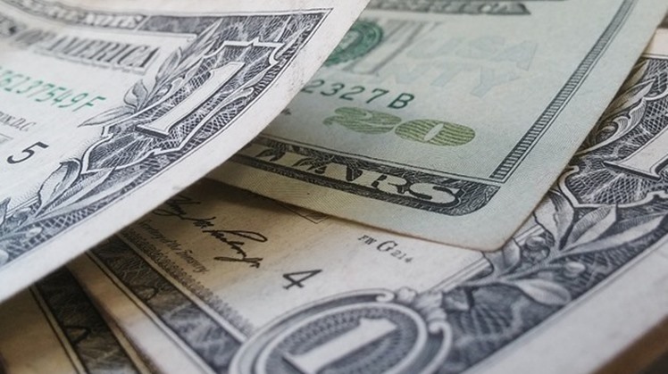  Dollar exchange rate recorded a rise of 5 piasters at the morning transactions of the Egyptian banks on Monday, influenced by disturbances in international markets over the fears of spread of coronavirus and fluctuation in oil prices.