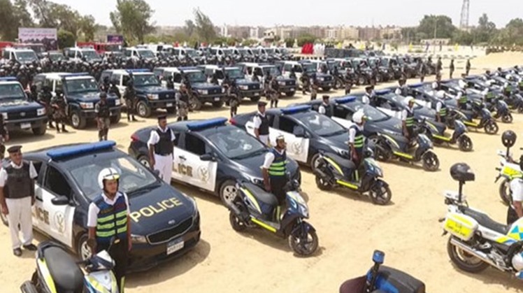 Egyptian Security forces are exchanging fires Tuesday with terrorist elements taking a hideout in Al Amiriya neighborhood in Cairo governorate according to a live feed broadcasted by Extra News satellite channel.
