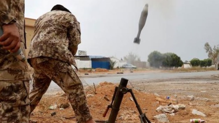 A fighter loyal to Libya's U.N.-backed government (GNA) fires a mortar during clashes with forces loyal to Khalifa Haftar on the outskirts of Tripoli, Libya May 25, 2019. REUTERS/Goran Tomasevic/File Photo

