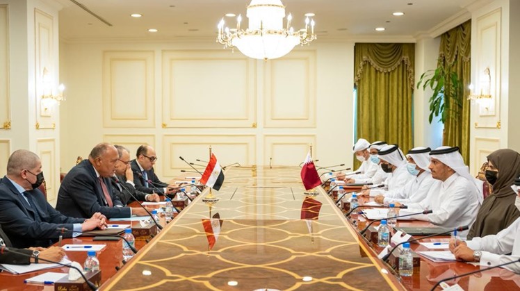 Egypt’s Foreign Minister Sameh Shoukry met, Monday Qatar Deputy Premier and Foreign Minister Sheikh Mohamed ben Abdul Rahman al Thani at the Qatari Foreign Ministry in Doha.