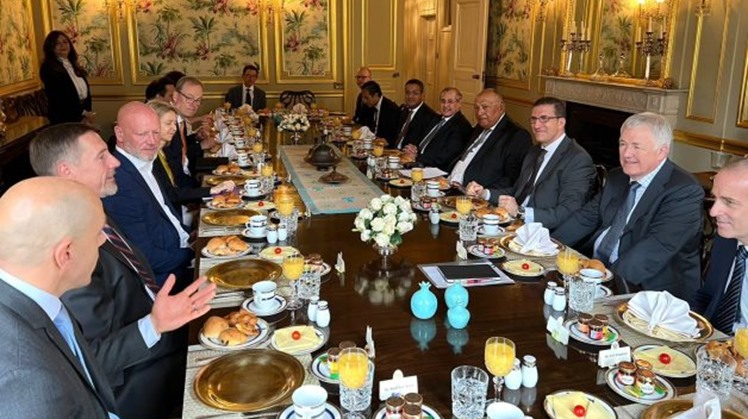 Egypt's FM meets representatives of UK business community, funding institutions
