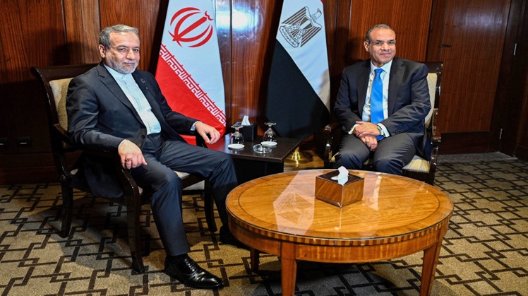 Iranian Foreign Minister Abbas Araghchi (L), Egyptian Foreign Minister Badr Abdelatty (R)