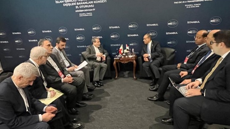 Egypt’s Minister of Foreign Affairs and Emigration Badr Abdelatty met on Saturday, June 21, with his Iranian Mr. Abbas Araqchi, on the sidelines of the OIC meeting