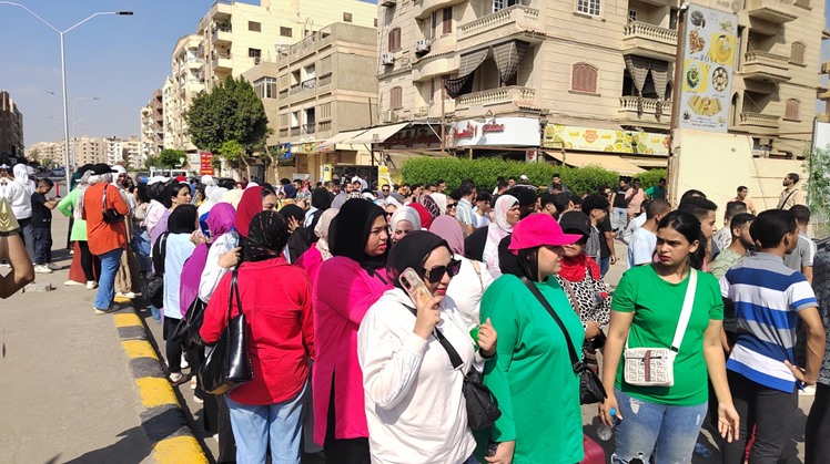 Voters waiting for their turn to cast their votes in the 2025 Senate elections