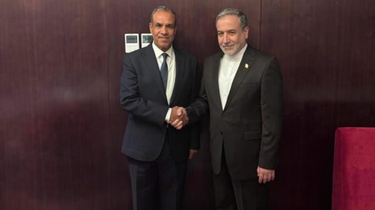 Egypt’s Minister of Foreign Affairs Badr Abdelatty met on Monday with his Iranian counterpart, Abbas Araqchi, in Jeddah on the sidelines of the extraordinary meeting of the Organization of Islamic Cooperation (OIC).