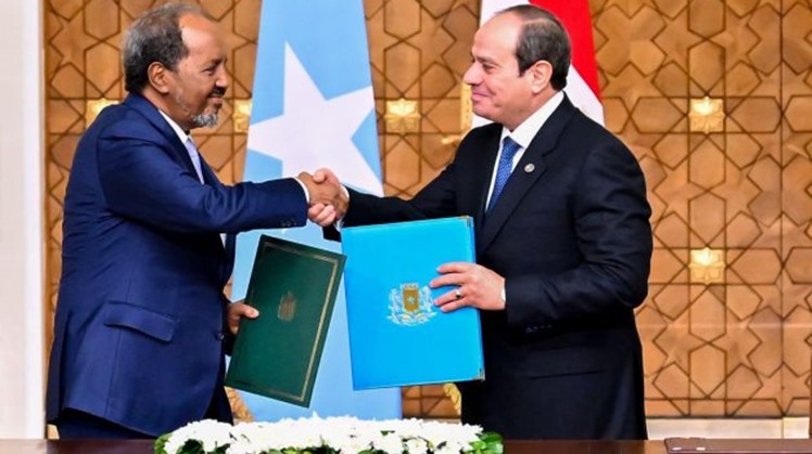 Egyptian President Abdel Fattah El-Sisi and Somali President Sheikh Mohamud sign a joint political declaration in Cairo, 24 January 2025.