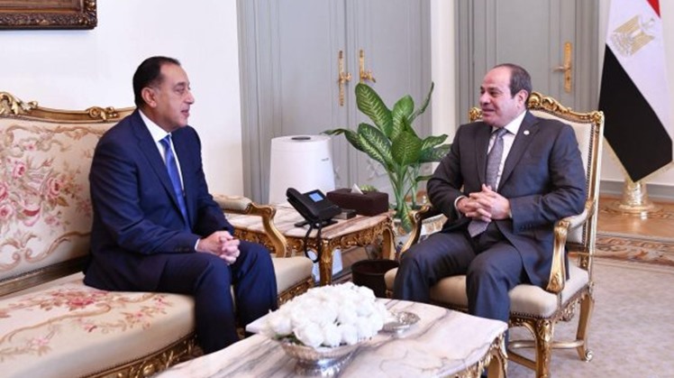 Egyptian President Abdel Fattah El-Sisi meets Prime Minister Mostafa Madbouly to discuss US President Donald Trump's plan to stop the war in Gaza, Sept. 25, 2025 - Presidency