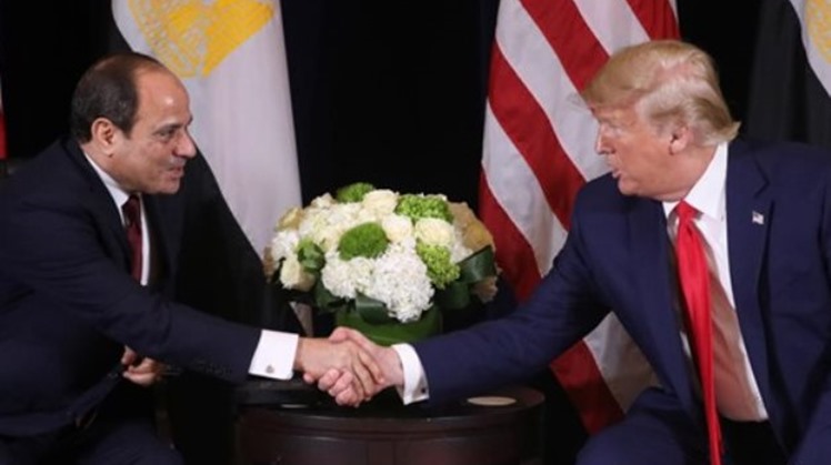  Egyptian President Abdel Fattah El-Sisi shakig hands with U.S. President Donald Trump 