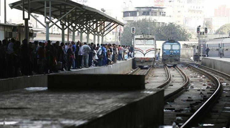 Passengers wait for their train near a damaged train carriage after a bomb exploded at Ramsis railway station in downtown Cairo November 20, 2014. (File photo: Reuters)
