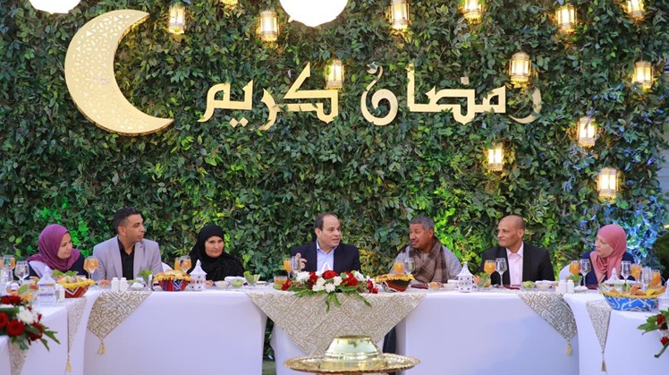 Egypt's President Abdel-Fattah El-Sisi received on Sunday a number of Egyptian citizens for an Iftar gathering at his private residence in Cairo, his office stated in a statement.